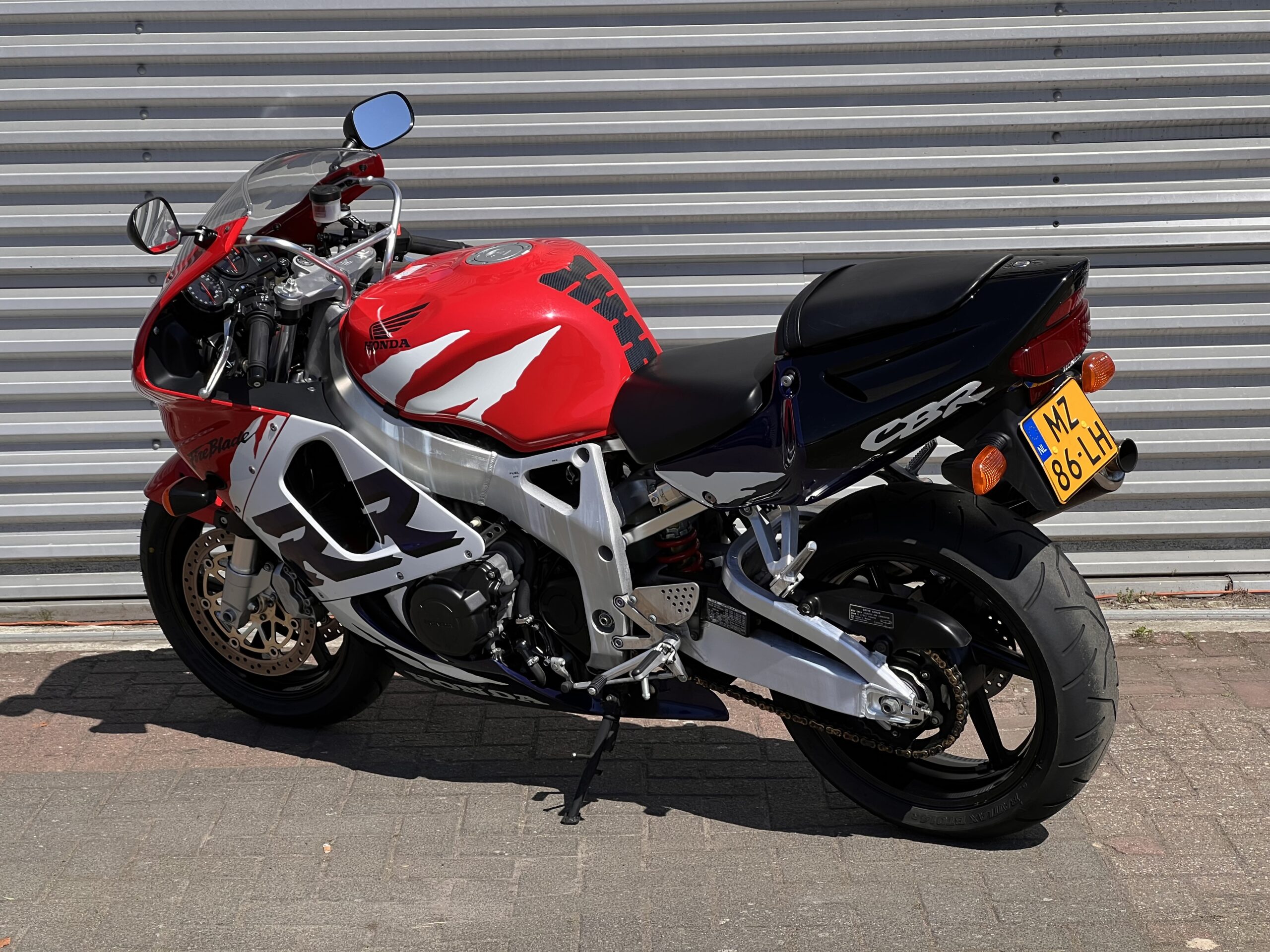 
								Honda CBR 900 RR Fireblade full									