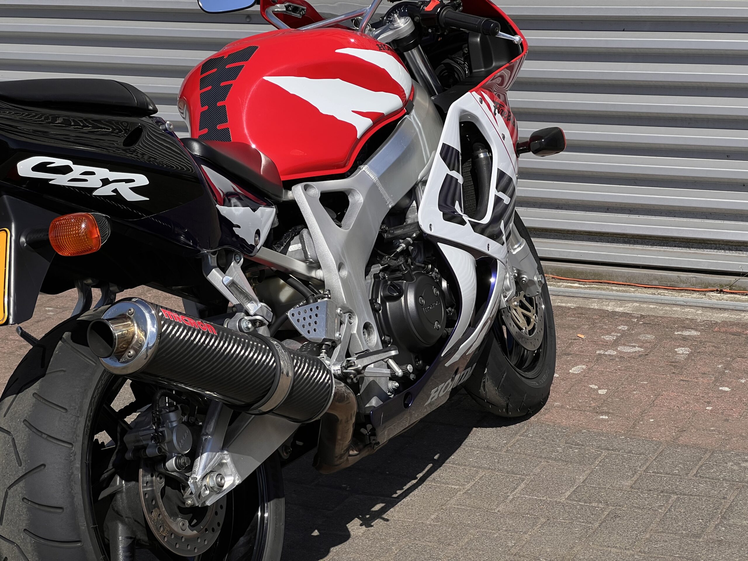 
								Honda CBR 900 RR Fireblade full									