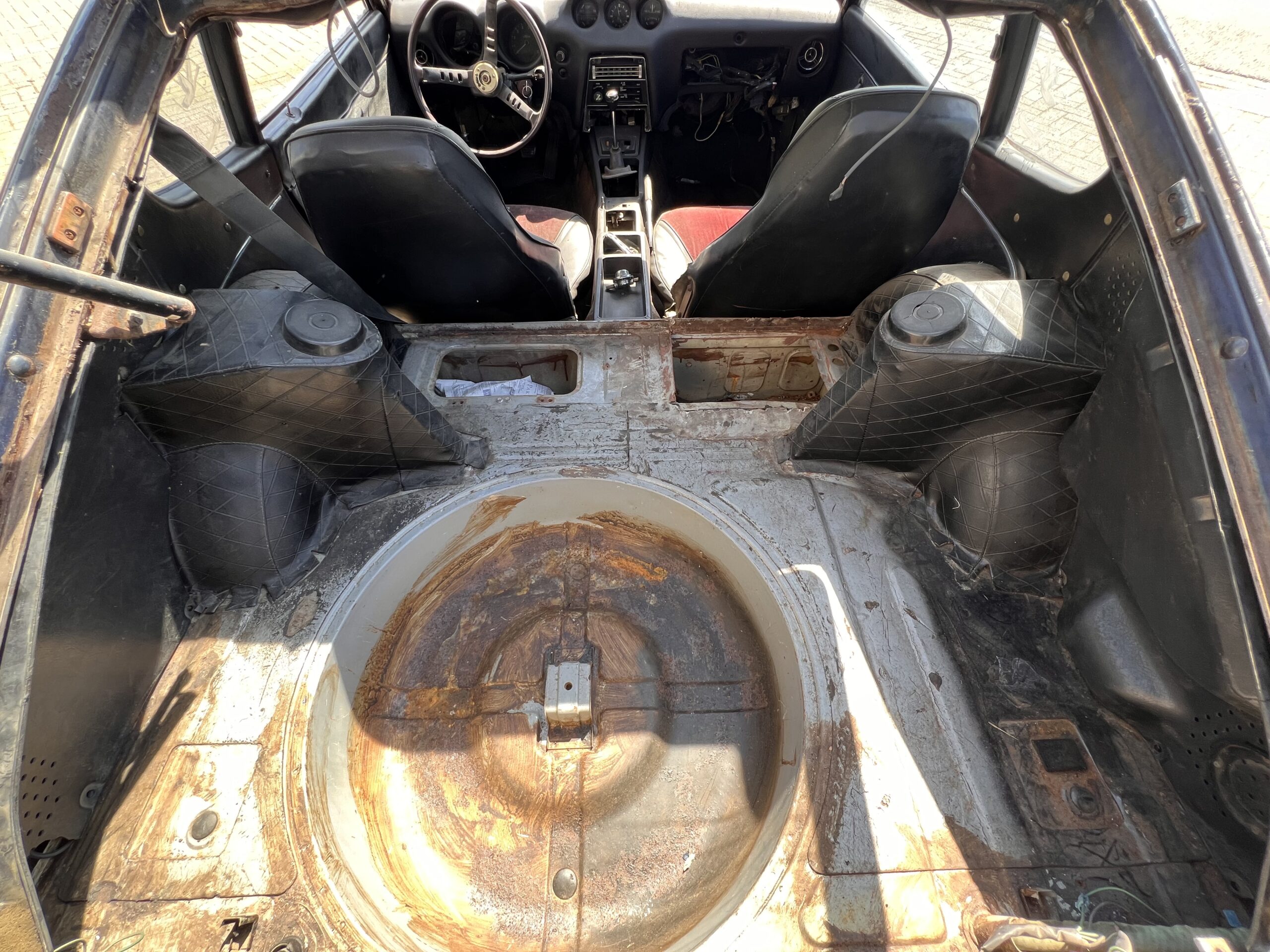 
								Datsun 240z full									