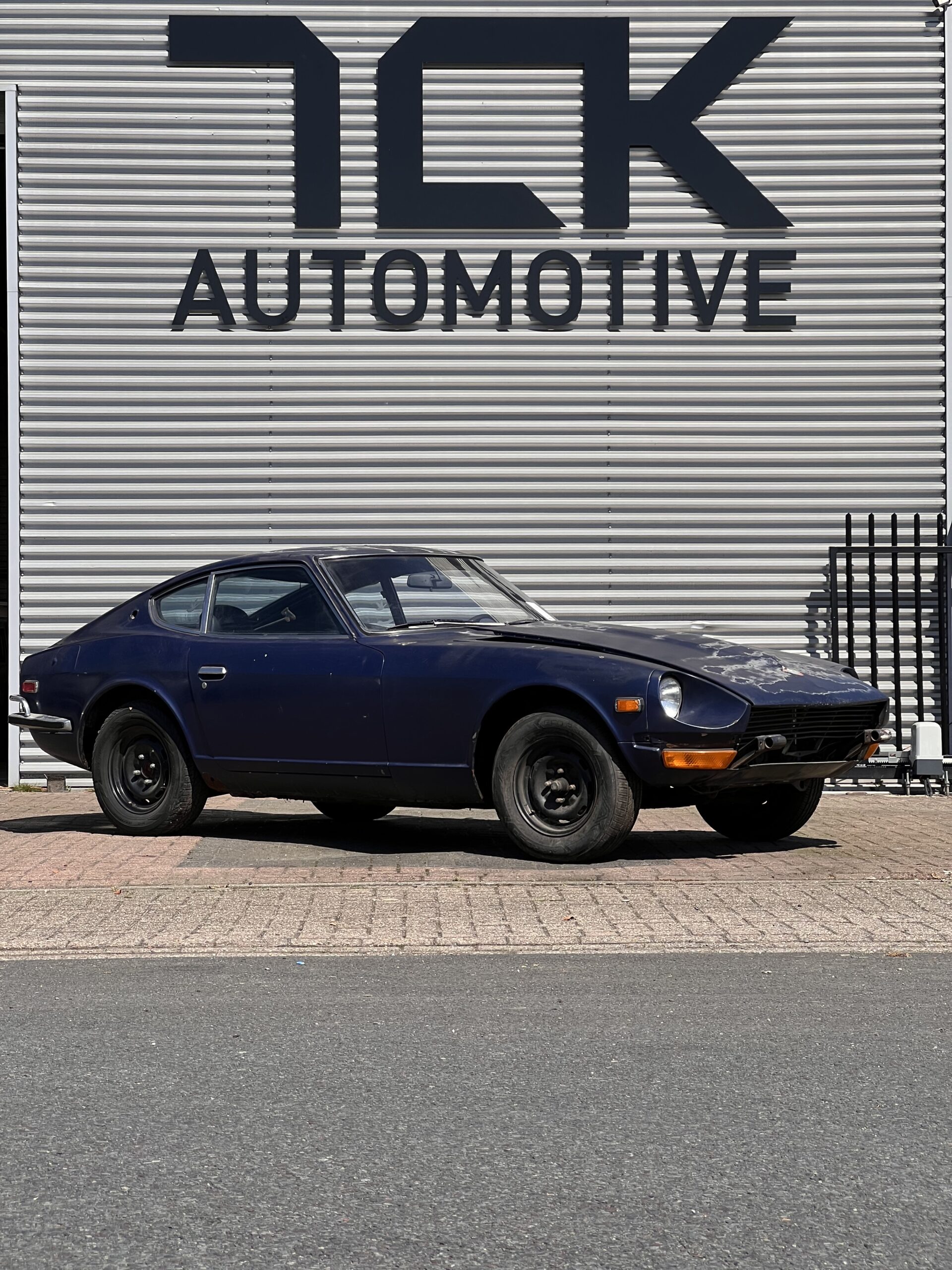 
								Datsun 240z full									