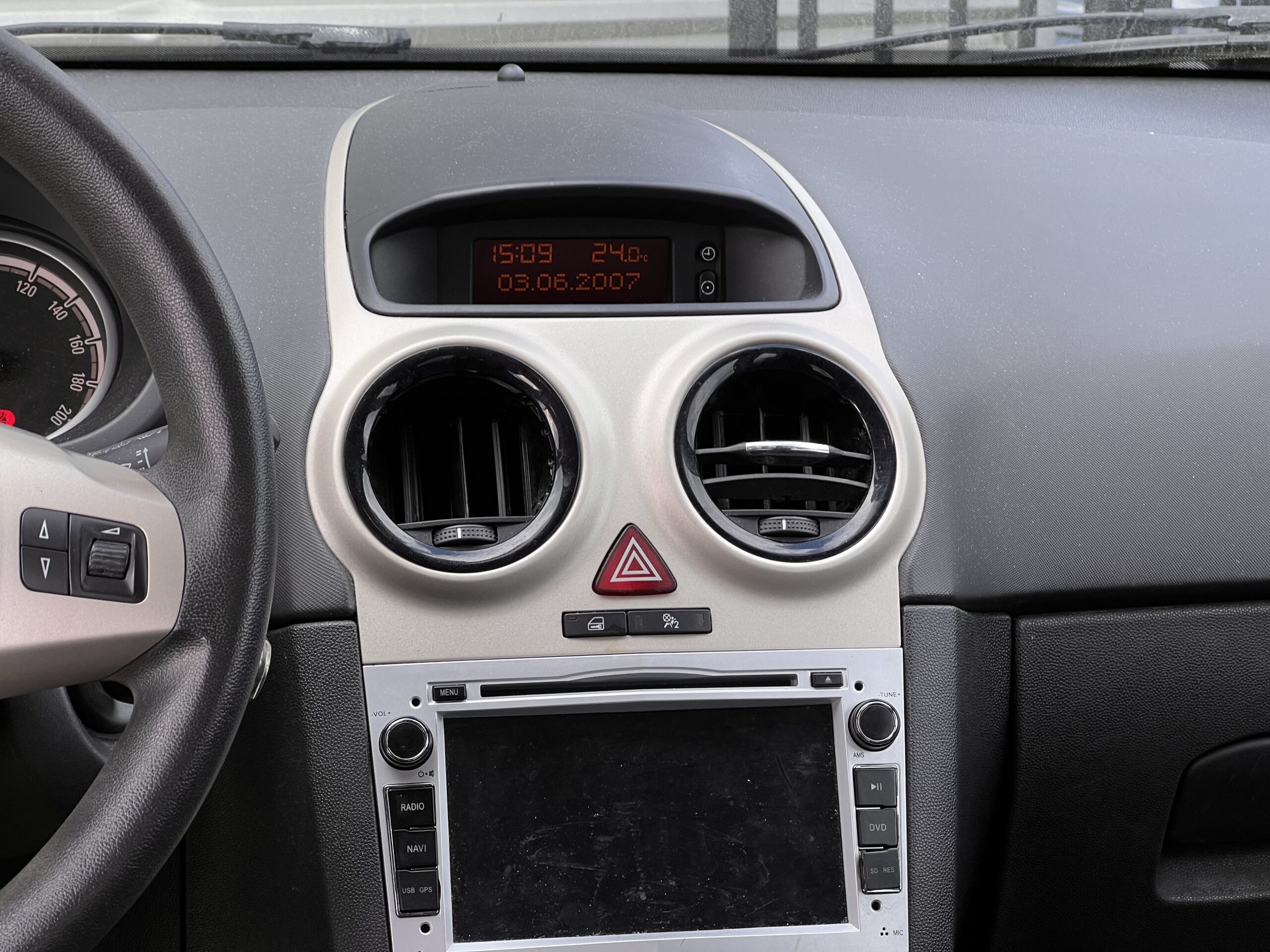 
								Opel Corsa 1.2 full									