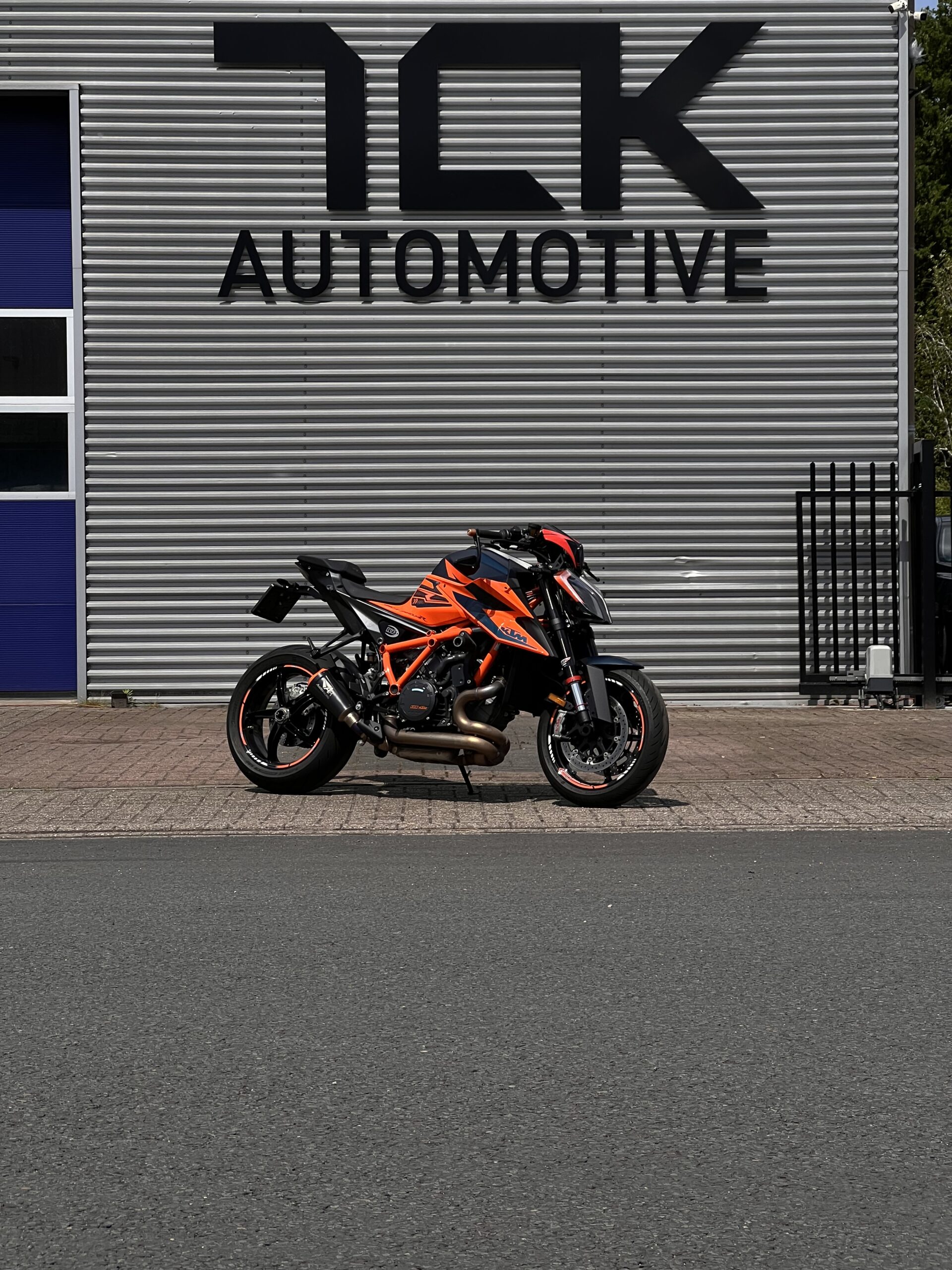
								KTM Superduke 1290R full									