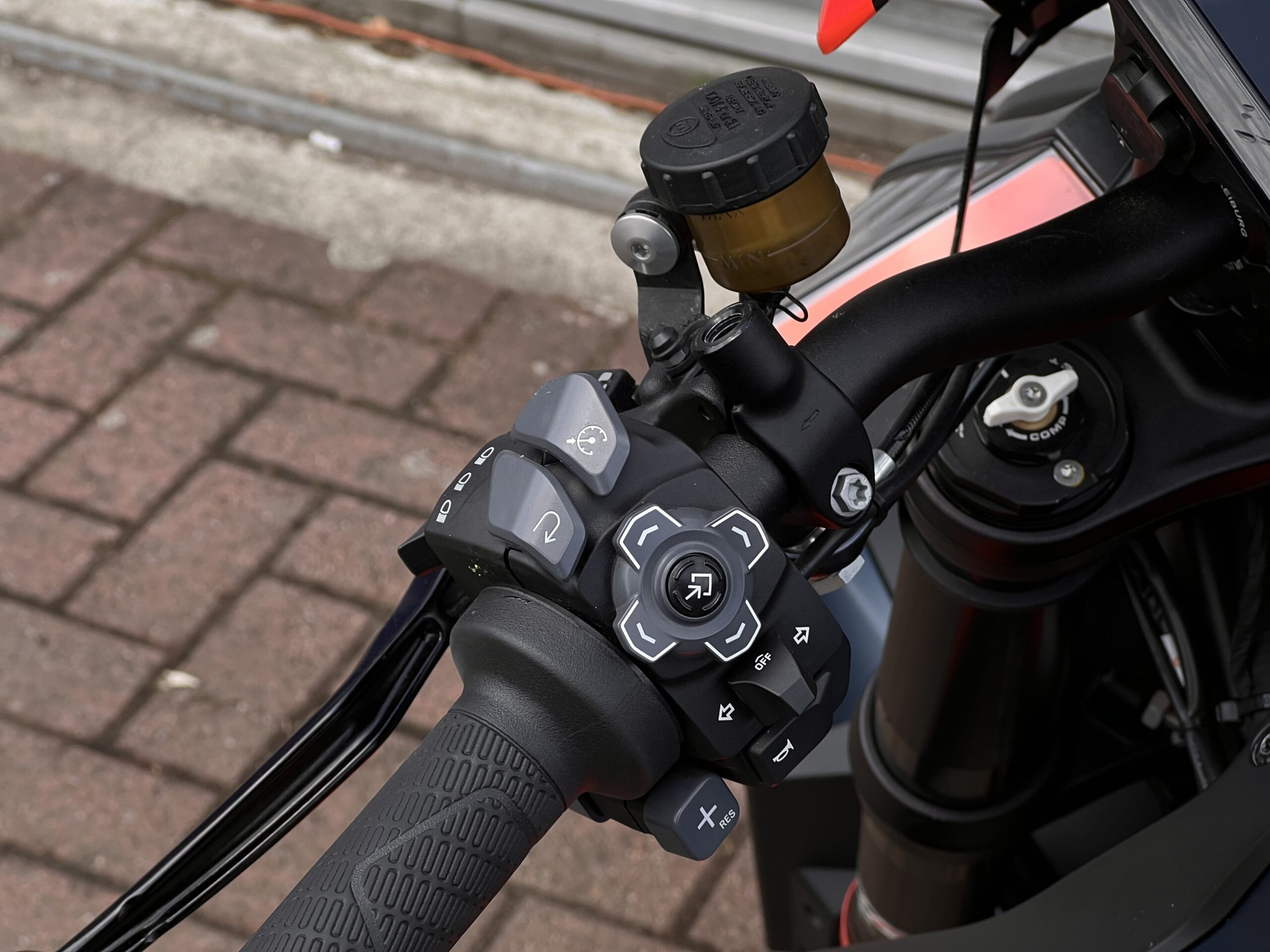 
								KTM Superduke 1290R full									