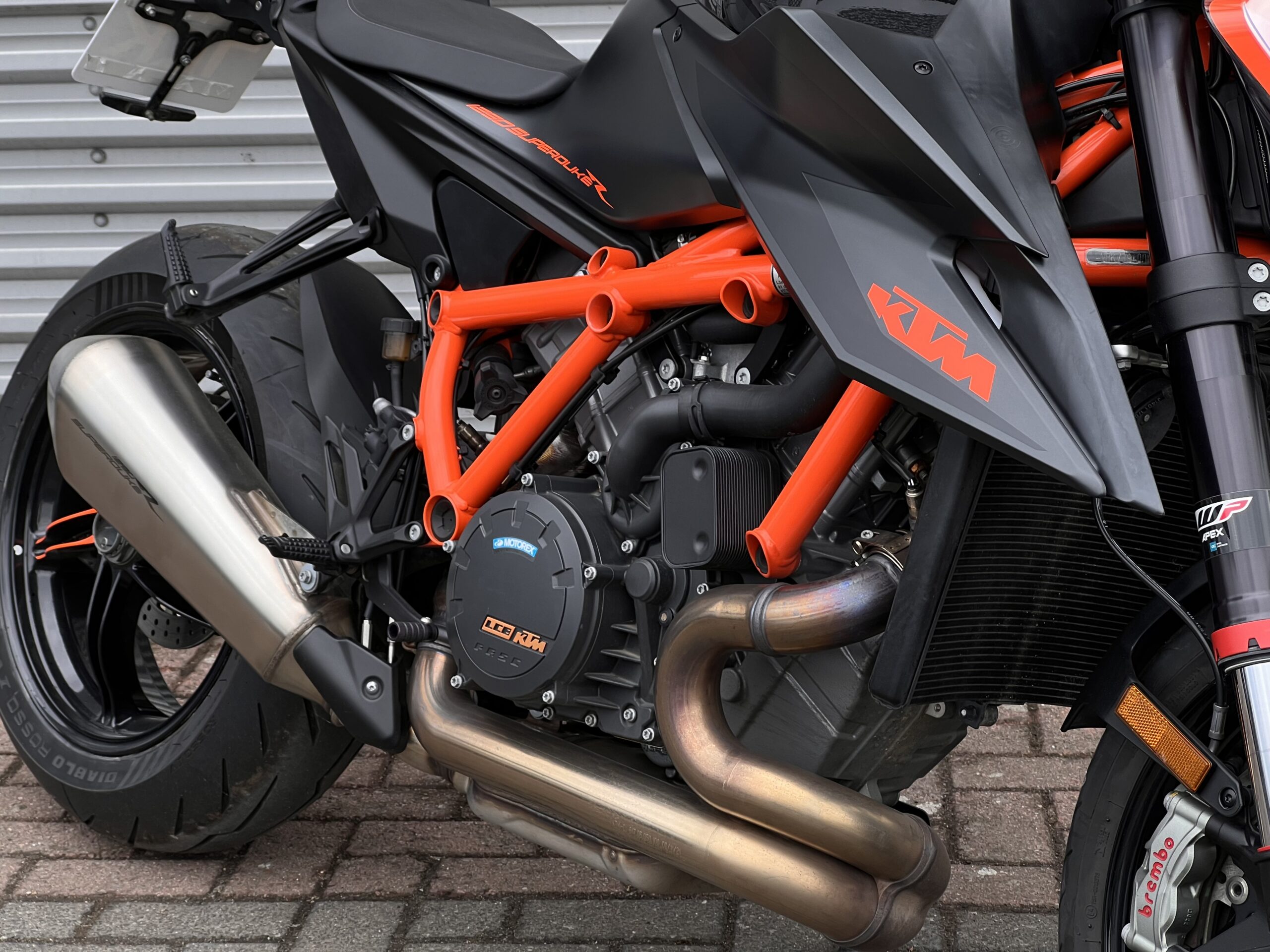 
								KTM Superduke 1290 R full									