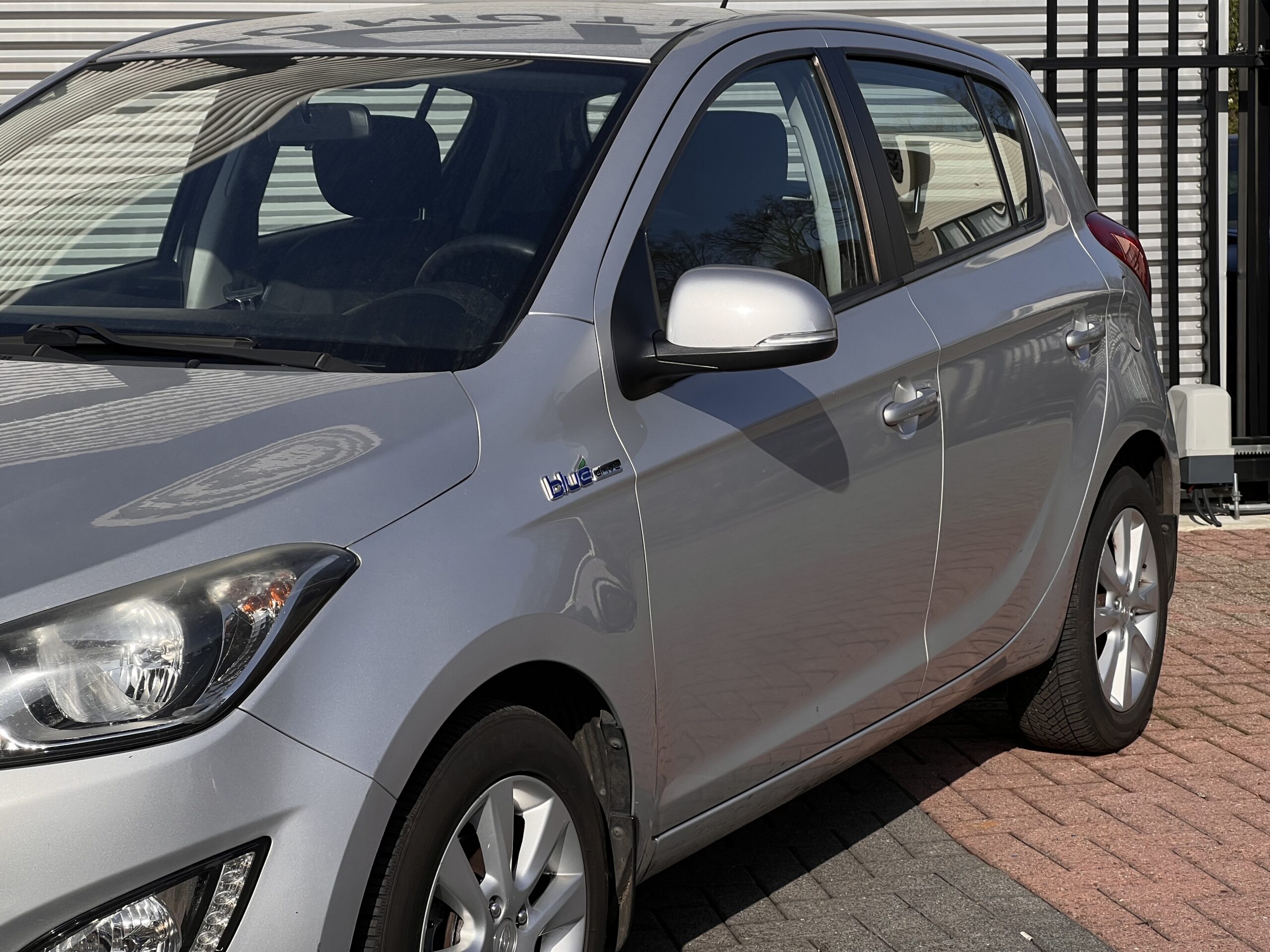 
								Hyundai i20 full									