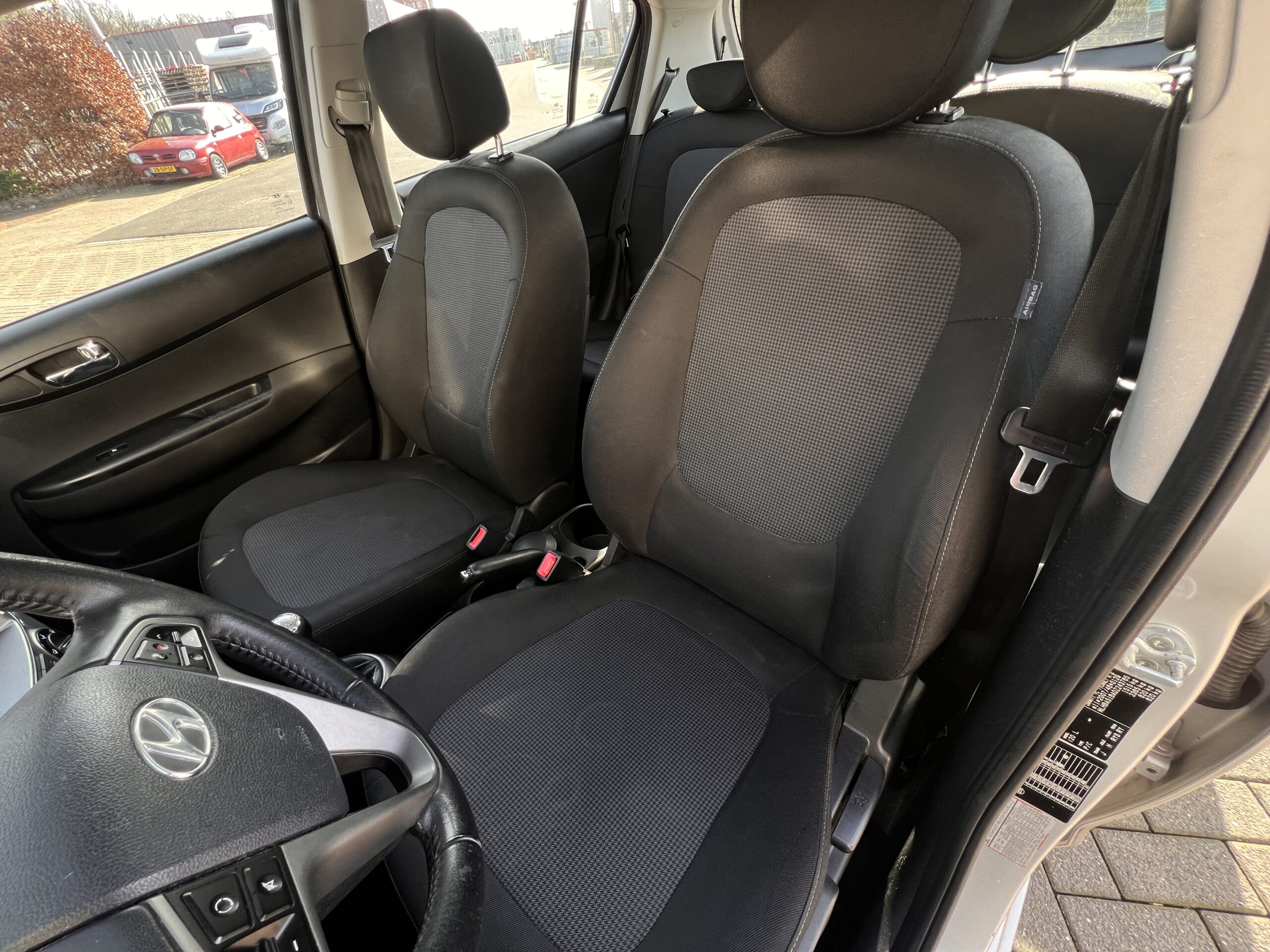 
								Hyundai i20 full									