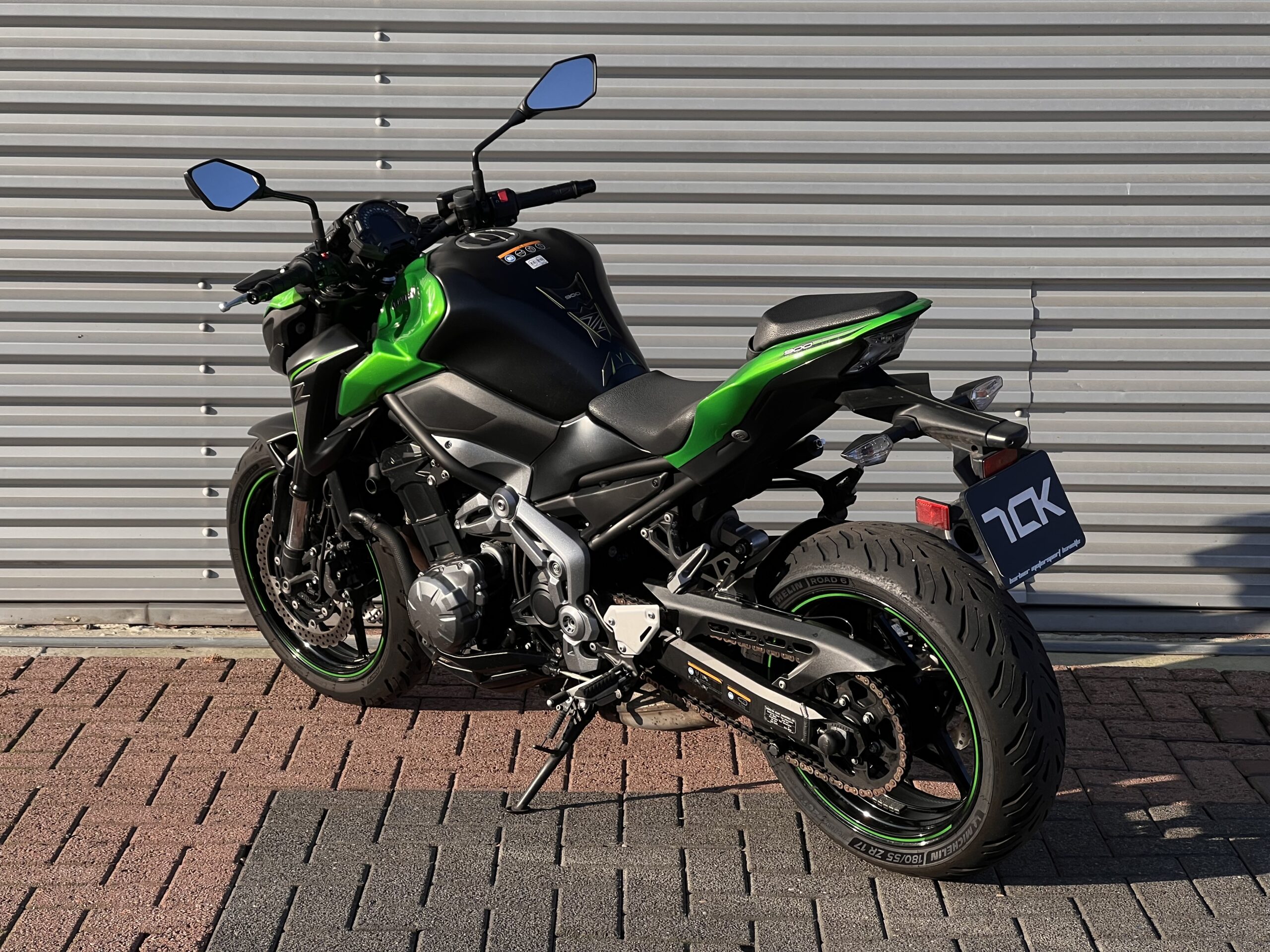 
								Kawasaki Z900 full									