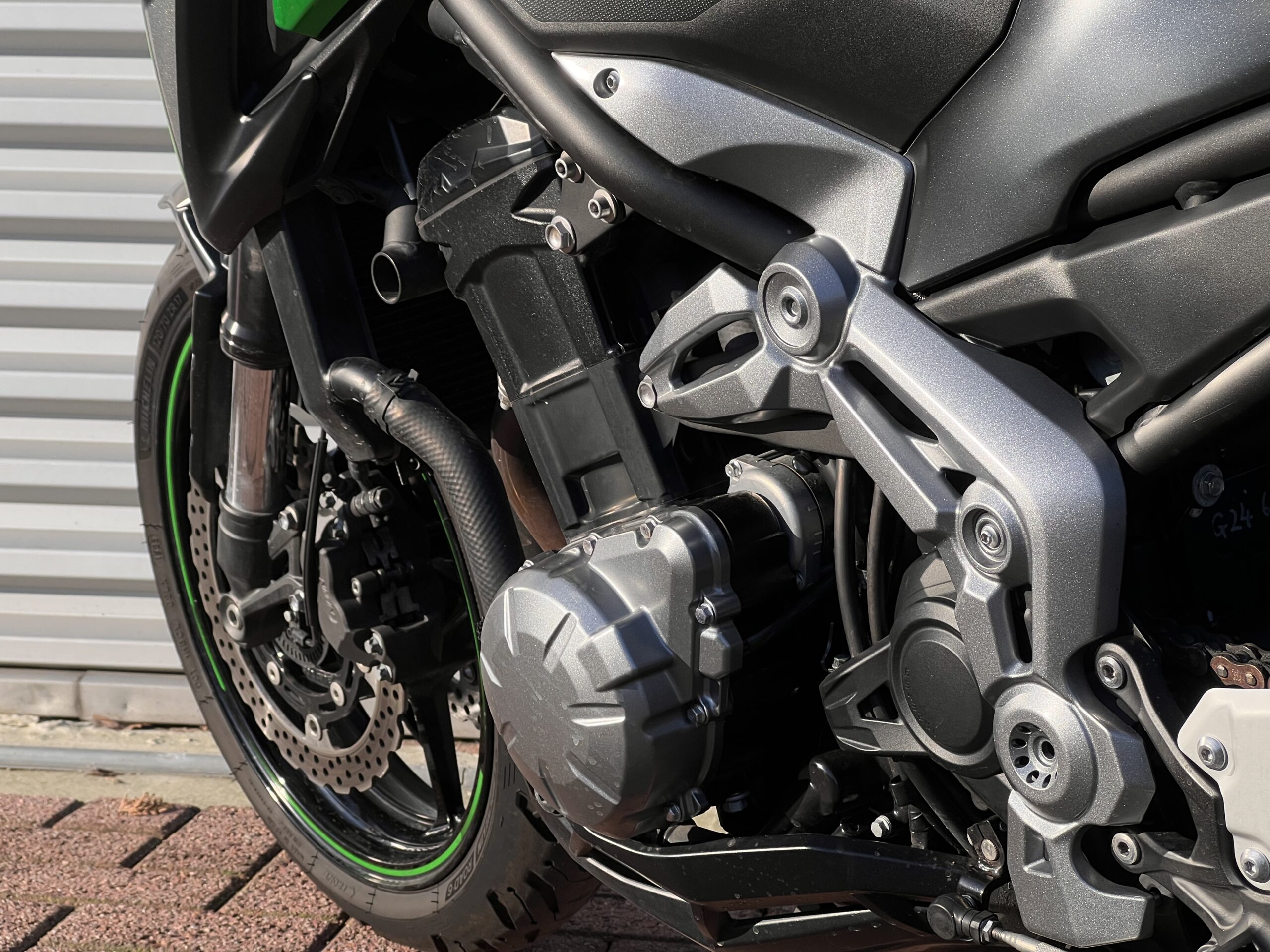 
								Kawasaki Z900 full									