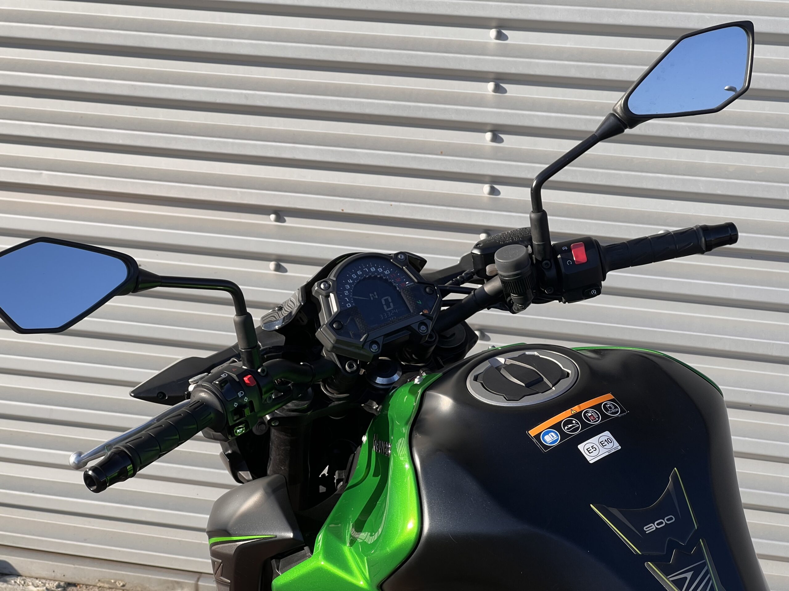 
								Kawasaki Z900 full									