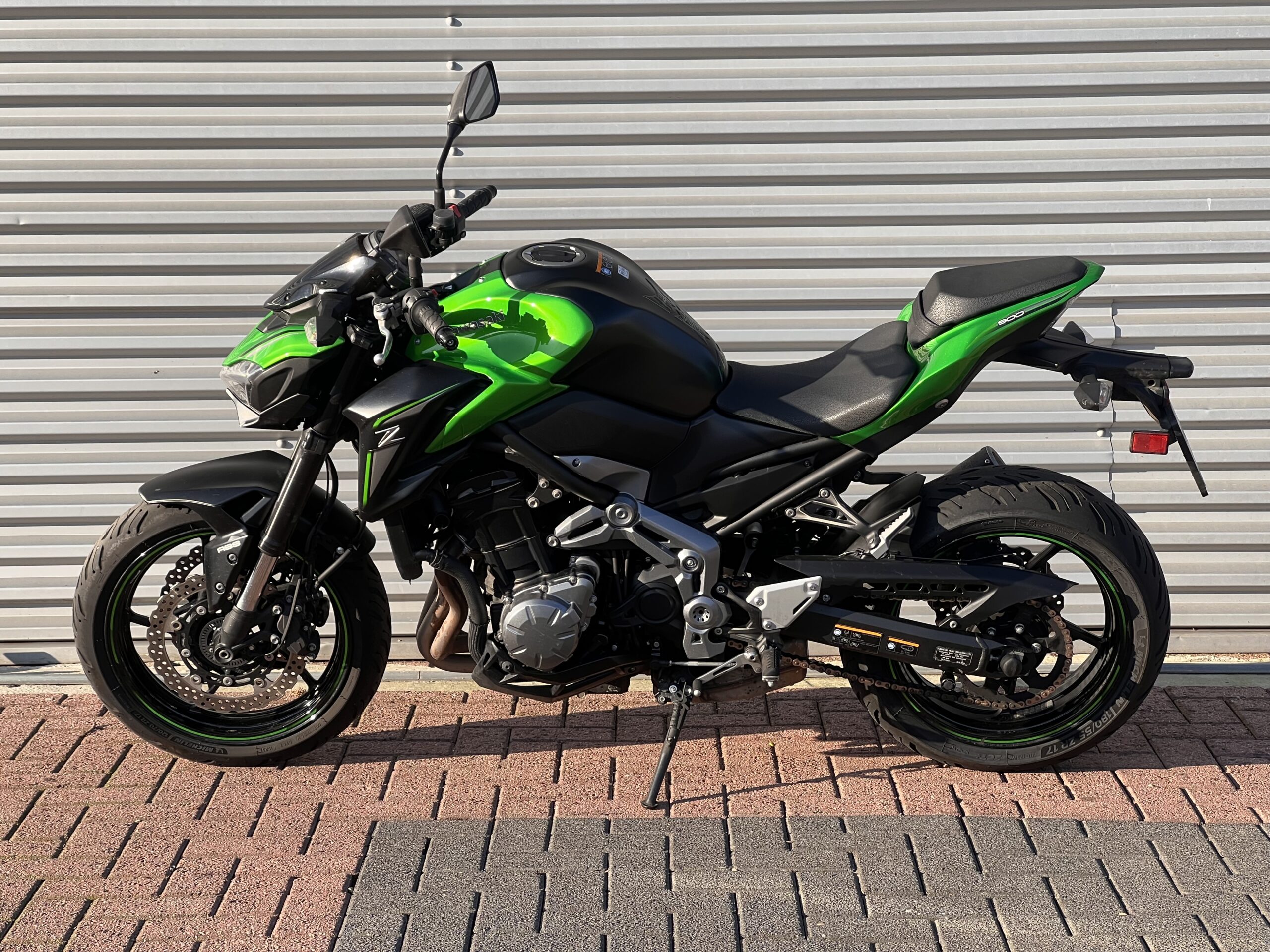 
								Kawasaki Z900 full									