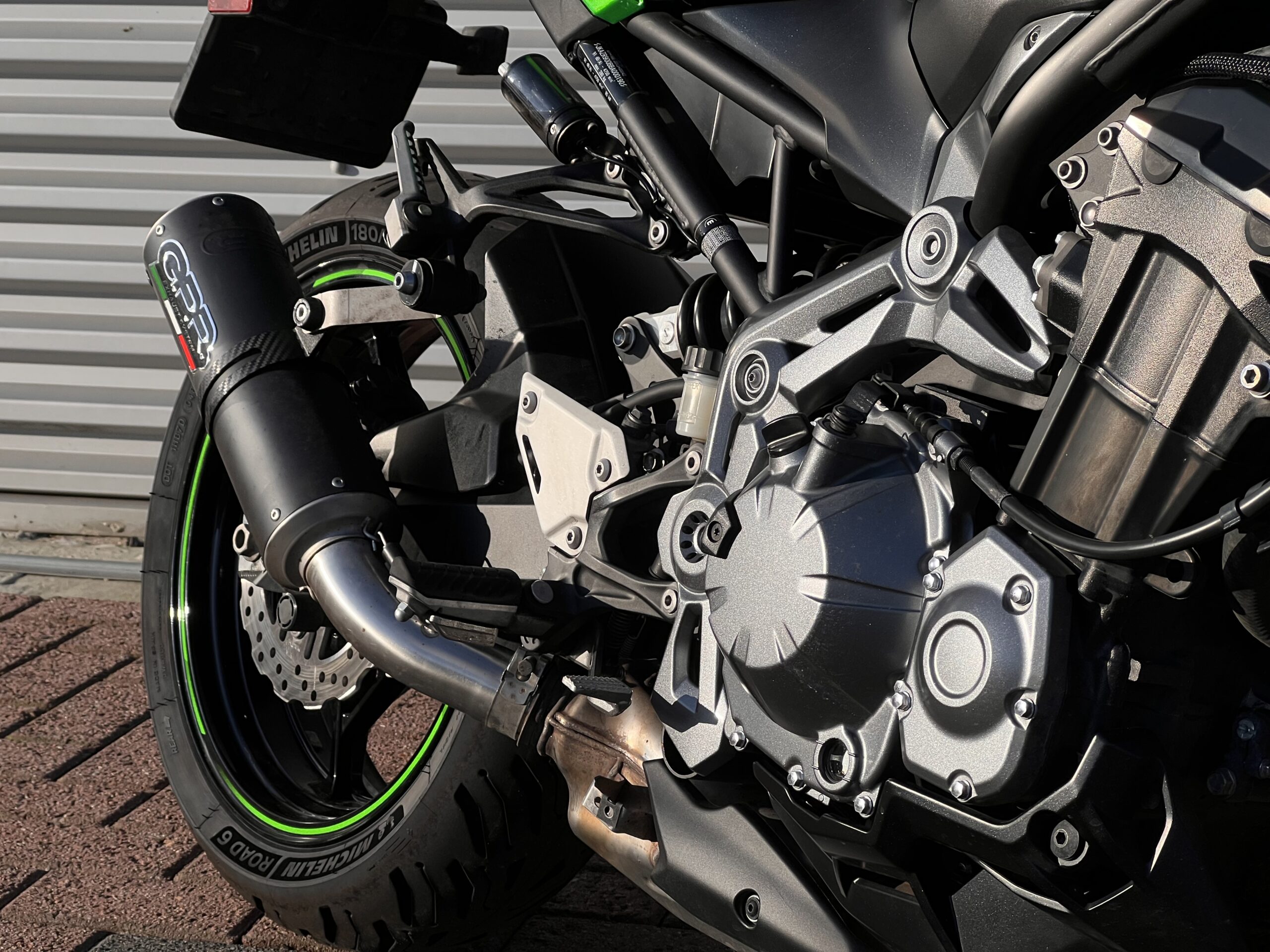 
								Kawasaki Z900 full									
