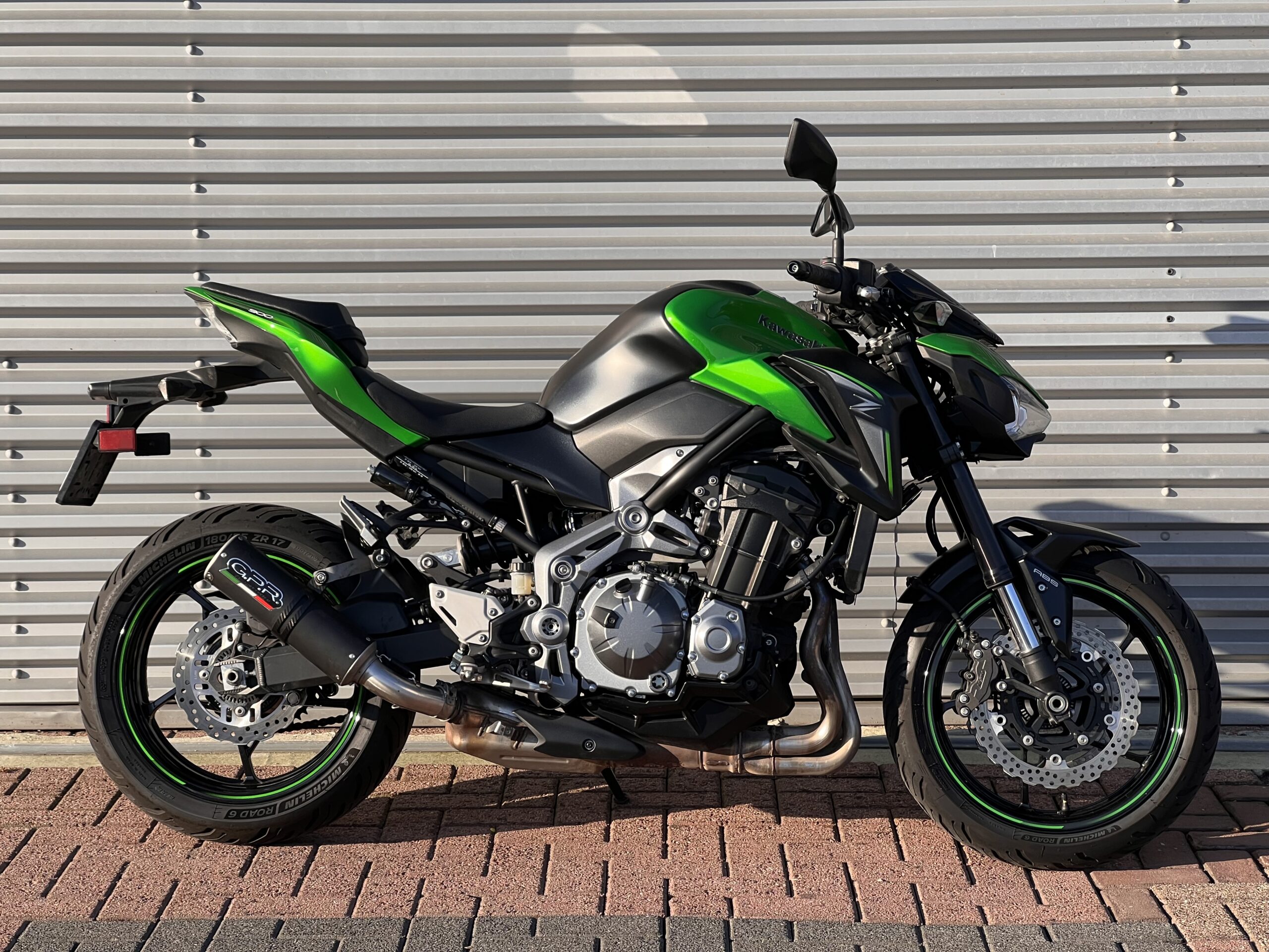 
								Kawasaki Z900 full									